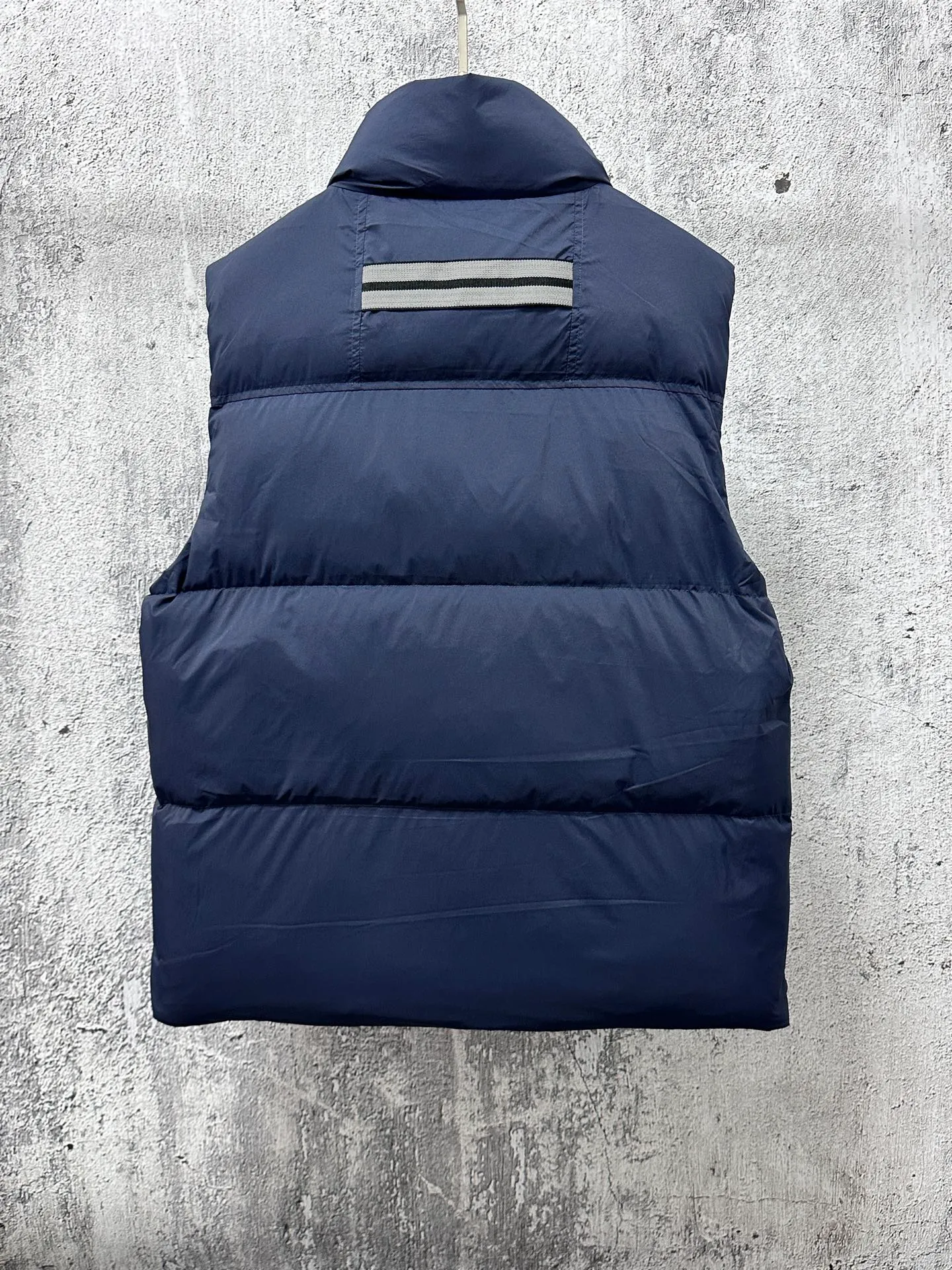 P560 【CANADA GOOSE】Lawrence Men's Down Vest The Lawrence down vest features a durable shell and quilted body, making it a must-have item for all seasons. It's made from sustainable Enduraluxe fabric, which has a durable soft touch. The Lawrence features a thoughtfully designed down-filled collar to block strong winds, a two-way zipper and a longer rear hem. Size: XS-XXL